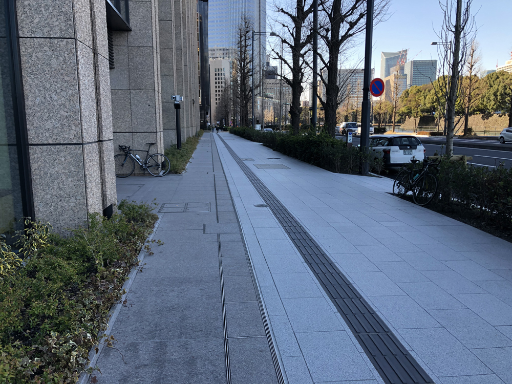日本東京都涉谷區青山通人行道（濃灰色）